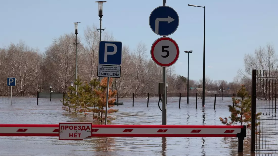 Ein überschwemmtes Gebiet in Orenburg. - Bild: Uncredited/AP/dpa