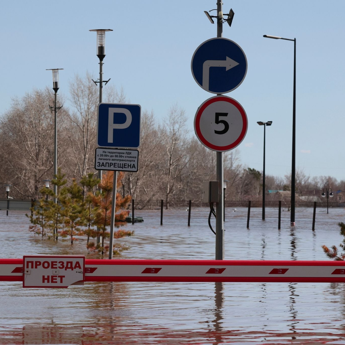 Ein überschwemmtes Gebiet in Orenburg. - Foto: Uncredited/AP/dpa