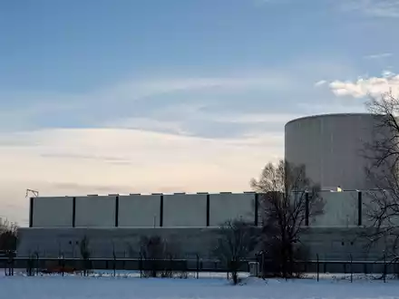 In dieser Halle auf dem Gelände des früheren Kernkraftwerks Gundremmingen wird der Atommüll gelagert. - Foto: Stefan Puchner/dpa