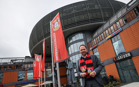 Uwe Richrath, Oberbürgermeister von Leverkusen, steht mit einem Fanschal vor dem Rathaus. - Foto: Oliver Berg/dpa Uwe Richrath, Oberbürgermeister von Leverkusen, steht mit einem Fanschal vor dem Rathaus. - Foto: Oliver Berg/dpa