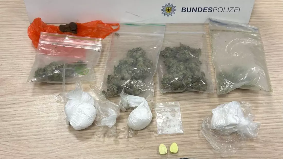 BPOL-BadBentheim: Busreisender mit buntem Mix an Drogen erwischt - Bild: presseportal.de