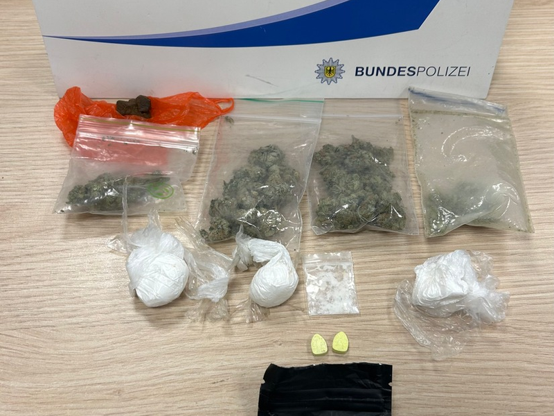 BPOL-BadBentheim: Busreisender mit buntem Mix an Drogen erwischt - Foto: presseportal.de