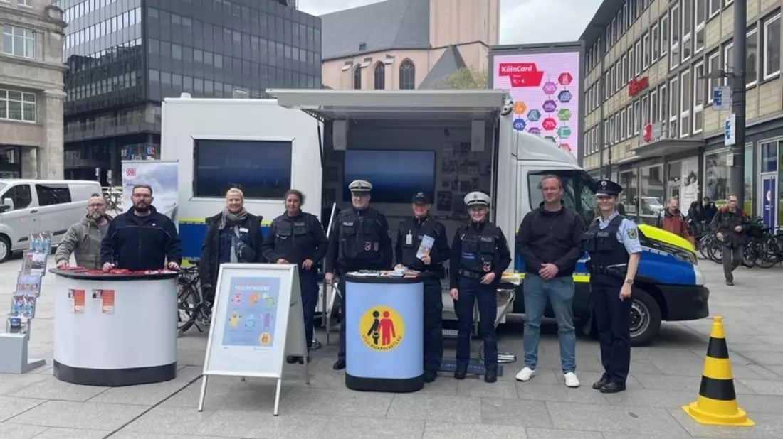 BPOL NRW: Kriminalprävention am Kölner Hauptbahnhof / Bundespolizei präsentiert neues Präventionsmobil - Bild: presseportal.de