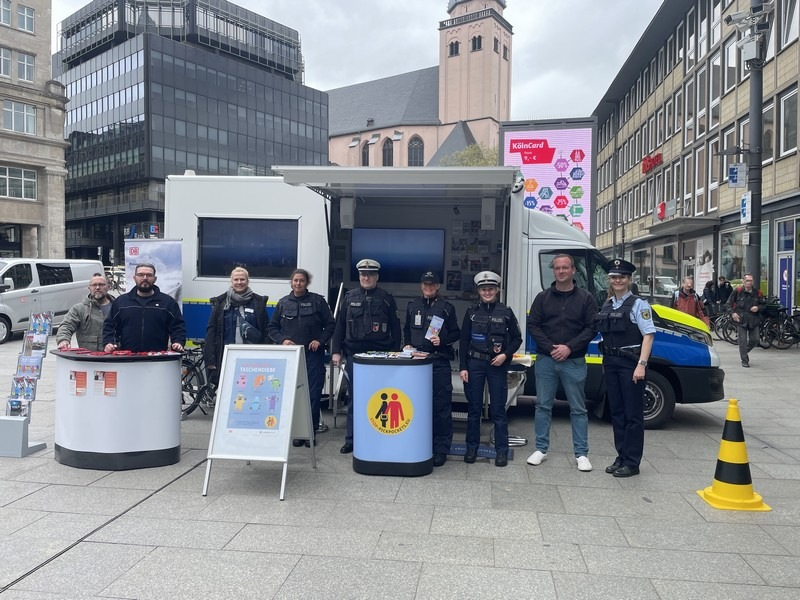 BPOL NRW: Kriminalprävention am Kölner Hauptbahnhof / Bundespolizei präsentiert neues Präventionsmobil - Foto: presseportal.de