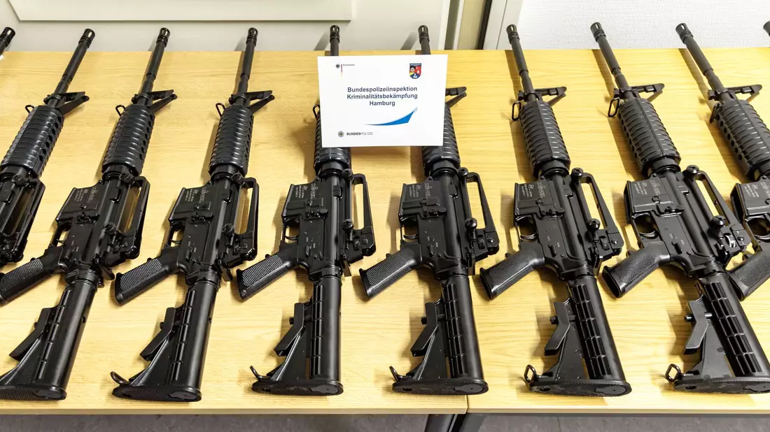 Sichergestellte Schusswaffen aus dem Diebstahl werden in Hamburg präsentiert. - Bild: Markus Scholz/dpa