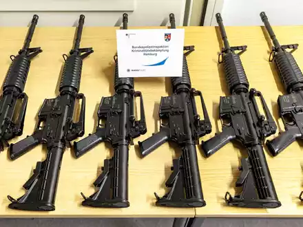Sichergestellte Schusswaffen aus dem Diebstahl werden in Hamburg präsentiert. - Foto: Markus Scholz/dpa