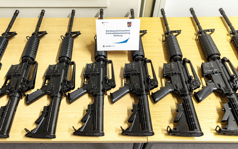 Sichergestellte Schusswaffen aus dem Diebstahl werden in Hamburg präsentiert. - Foto: Markus Scholz/dpa