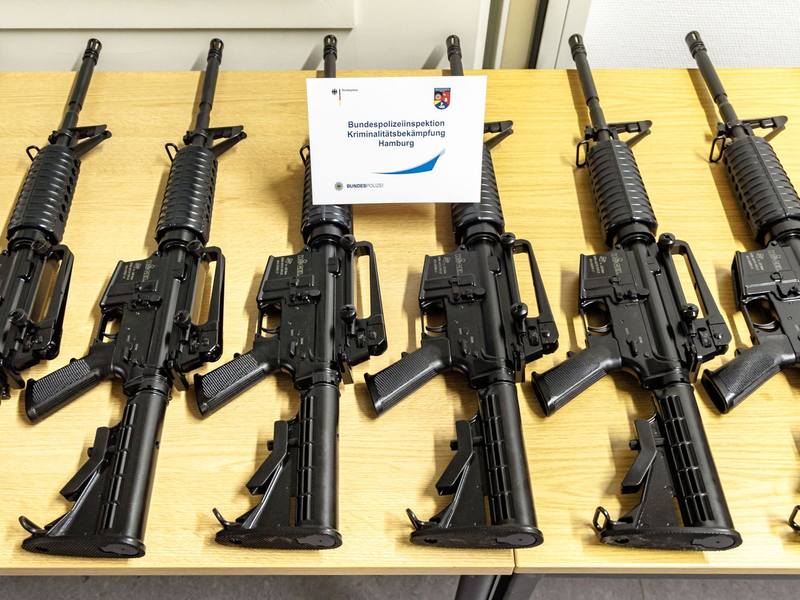 Sichergestellte Schusswaffen aus dem Diebstahl werden in Hamburg präsentiert. - Foto: Markus Scholz/dpa