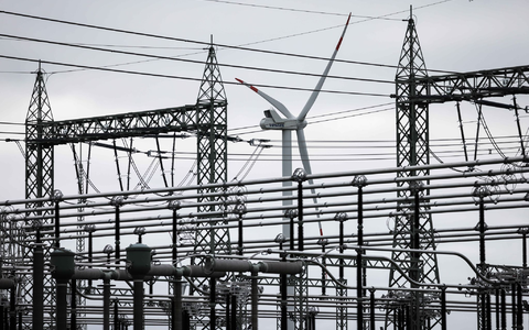 «Die Bundesregierung muss allem voran für konkurrenzfähige Energiekosten sorgen», heißt es in der Mitteilung von Arbeitgebern und IG Metall. - Foto: Christian Charisius/dpa