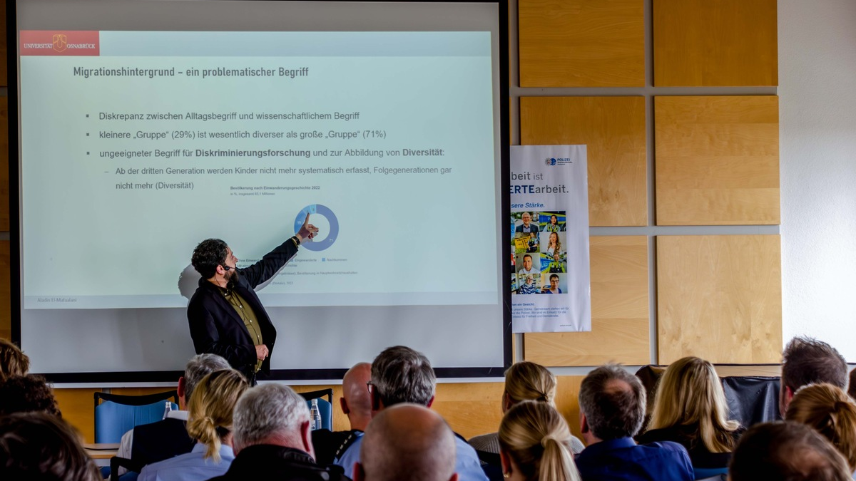 POL-DO: Professor El-Mafaalani im Polizeipräsidium Dortmund - Volle Aula zum Thema 