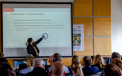 POL-DO: Professor El-Mafaalani im Polizeipräsidium Dortmund - Volle Aula zum Thema Potenziale, Herausforderungen und Spannungsfelder in einer superdiversen Gesellschaft - Foto: presseportal.de