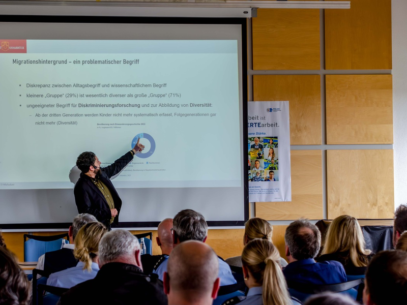 POL-DO: Professor El-Mafaalani im Polizeipräsidium Dortmund - Volle Aula zum Thema Potenziale, Herausforderungen und Spannungsfelder in einer superdiversen Gesellschaft - Foto: presseportal.de