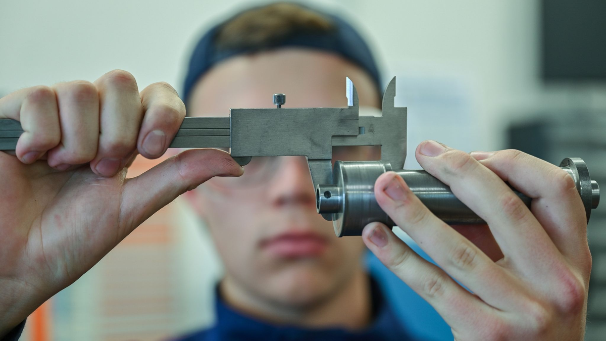 Im laufenden Ausbildungsjahr 2023/2024 zeigt der Trend nach Zahlen der Bundesagentur für Arbeit erneut nach oben. - Foto: Patrick Pleul/dpa