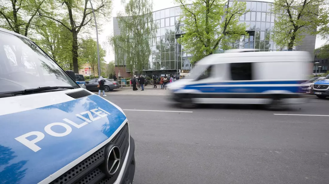 Fahrzeuge der Polizei vor der Veranstaltungshalle des «Palästina-Kongresses» in Berlin-Tempelhof. - Bild: Sebastian Christoph Gollnow/dpa