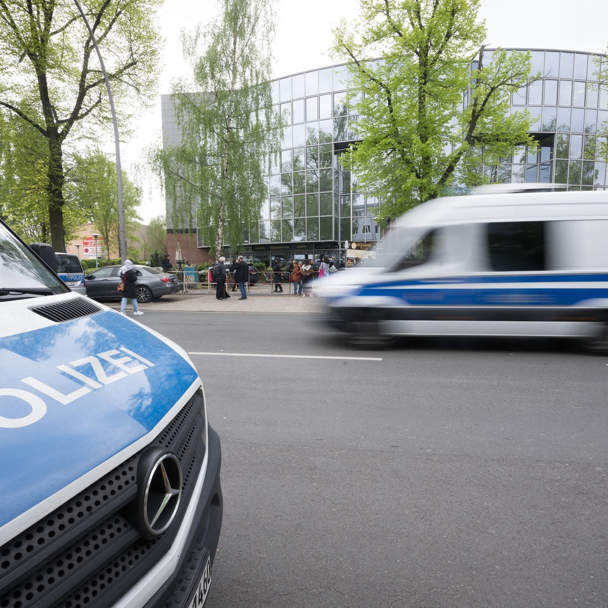 Fahrzeuge der Polizei vor der Veranstaltungshalle des «Palästina-Kongresses» in Berlin-Tempelhof. - Foto: Sebastian Christoph Gollnow/dpa