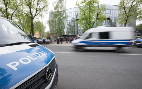 Fahrzeuge der Polizei vor der Veranstaltungshalle des «Palästina-Kongresses» in Berlin-Tempelhof. - Foto: Sebastian Christoph Gollnow/dpa