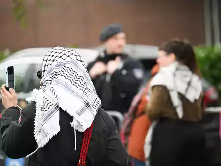Die Veranstalter des Kongresses werfen Israel unter anderem «Apartheid» und «Völkermord» im Gazastreifen vor. - Foto: Sebastian Christoph Gollnow/dpa