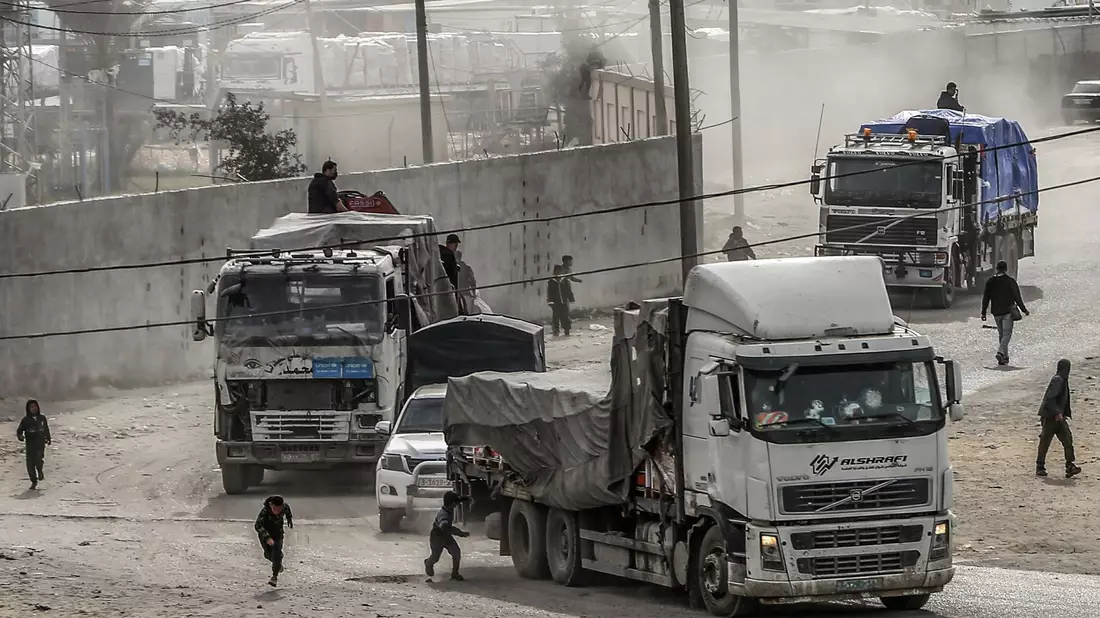 Lastwagen mit Hilfsgütern fahren über den Grenzübergang Kerem Schalom bei Rafah in den Gazastreifen ein (Archivbild). - Bild: Abed Rahim Khatib/dpa