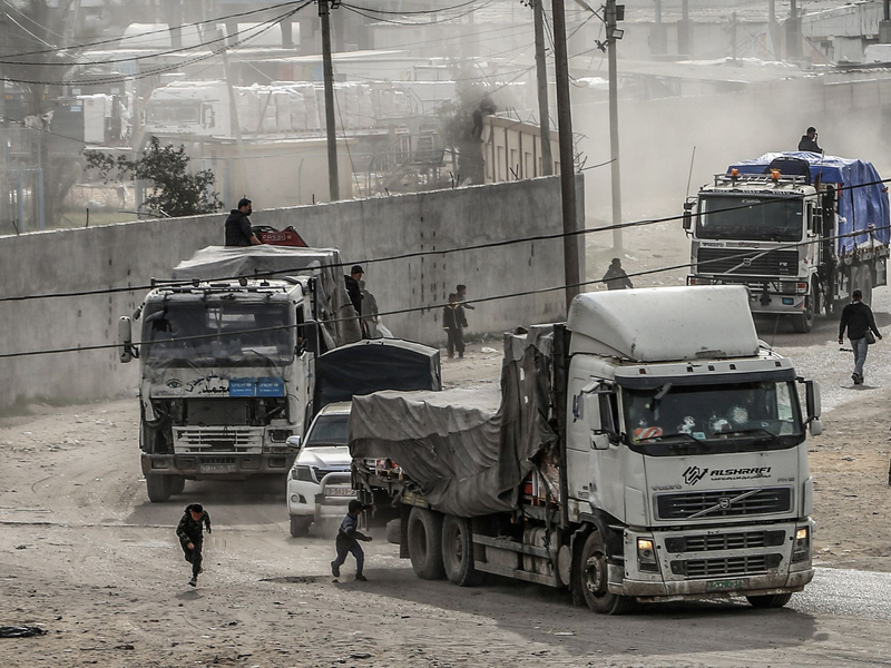 Lastwagen mit Hilfsgütern fahren über den Grenzübergang Kerem Schalom bei Rafah in den Gazastreifen ein (Archivbild). - Foto: Abed Rahim Khatib/dpa
