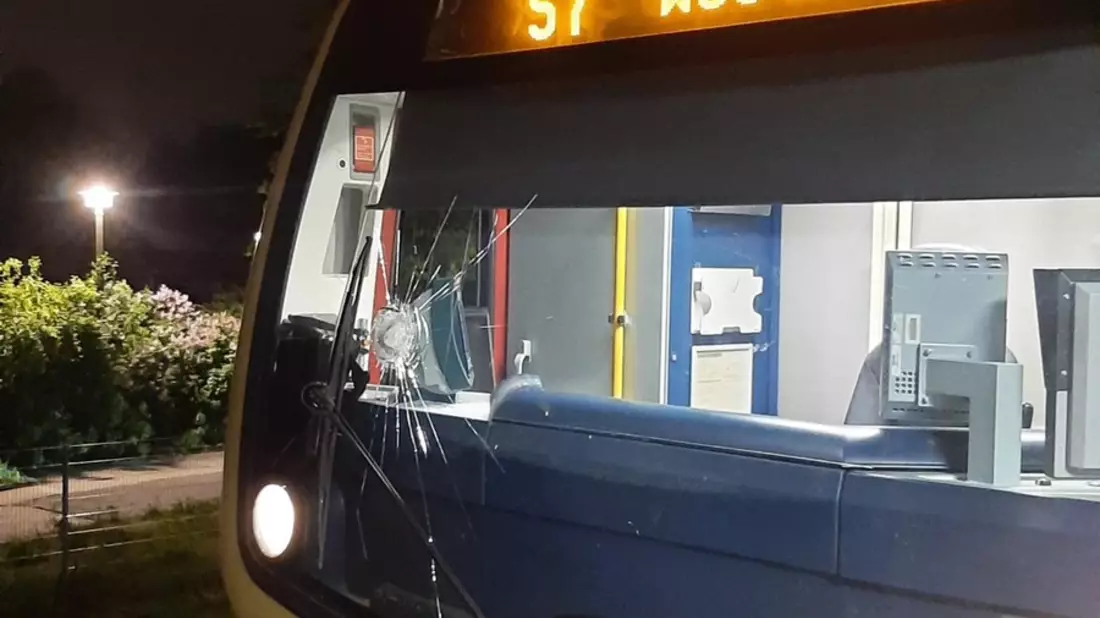 BPOLD-B: Unbekannter bewirft S-Bahn und verletzt Triebfahrzeugführerin - die Bundespolizei sucht nach Zeugen - Bild: presseportal.de