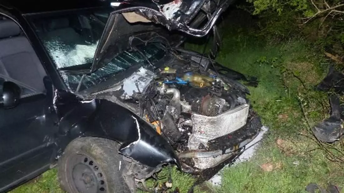 POL-CUX: Verkehrsunfall in Cuxhaven Holte-Spangen - zwei Personen leicht verletzt (Lichtbild in der Anlage) - Bild: presseportal.de