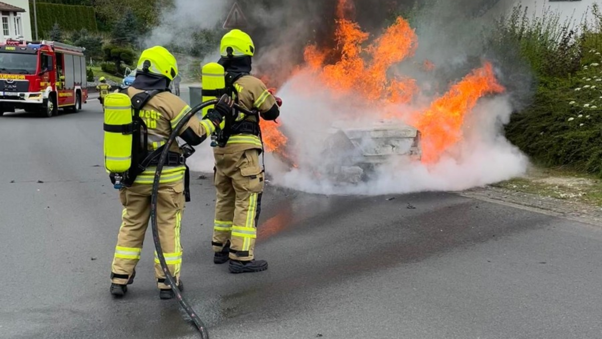 FW-DT: Unklare Rauchentwicklung und Fahrzeugbrand - Foto: presseportal.de