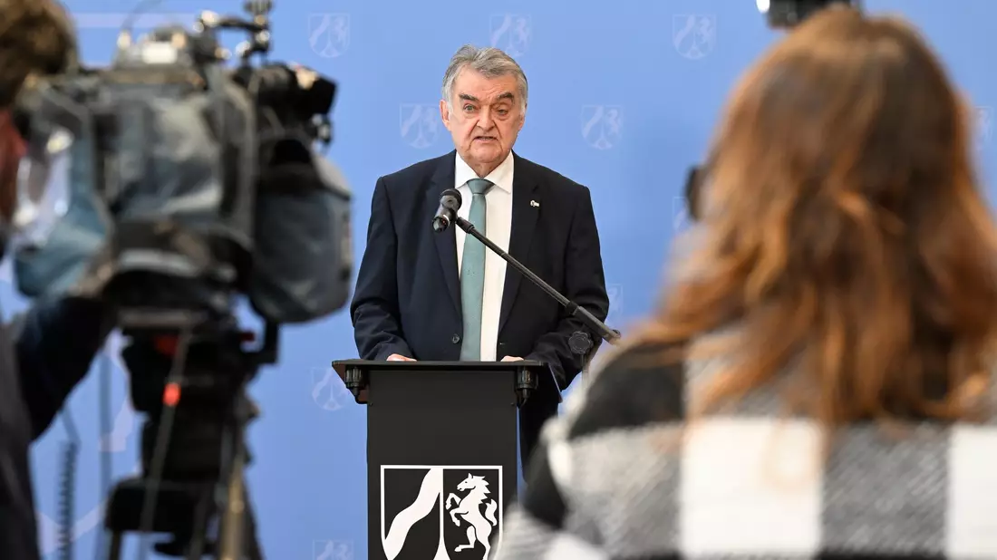 NRW-Innenminister Herbert Reul (CDU): «Von der ersten Kenntnis bis zur letzten Festnahme sind nur fünf Tage vergangen.» - Bild: Roberto Pfeil/dpa