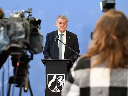 NRW-Innenminister Herbert Reul äußerte sich im April nach der Festnahme der Jugendlichen wegen Terrorverdachts. - Foto: Roberto Pfeil/dpa