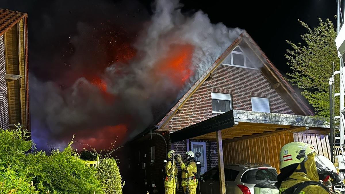 FW-OLL: PKW brennt - Feuer breitet sich bis in den Dachstuhl eines Wohnhauses aus - Foto: presseportal.de