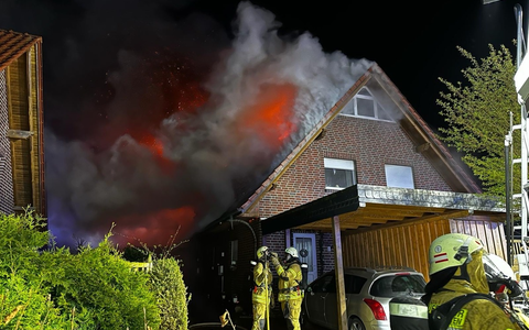 FW-OLL: PKW brennt - Feuer breitet sich bis in den Dachstuhl eines Wohnhauses aus - Foto: presseportal.de