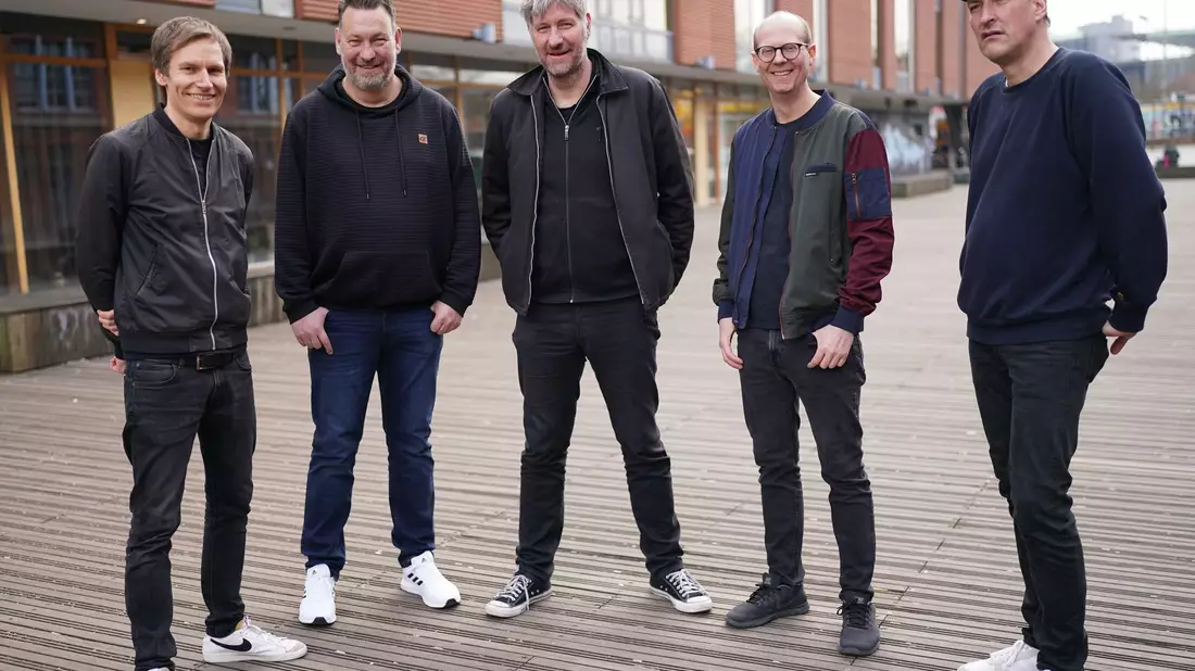 Reimer Bustorff (r-l, Bass), Erik Langer (Gitarre), Marcus Wiebusch (Sänger und Gitarrist), Lars Wiebusch (Keyboard) und Christian Hake (Schlagzeug) sidn Kettcar. - Bild: Marcus Brandt/dpa