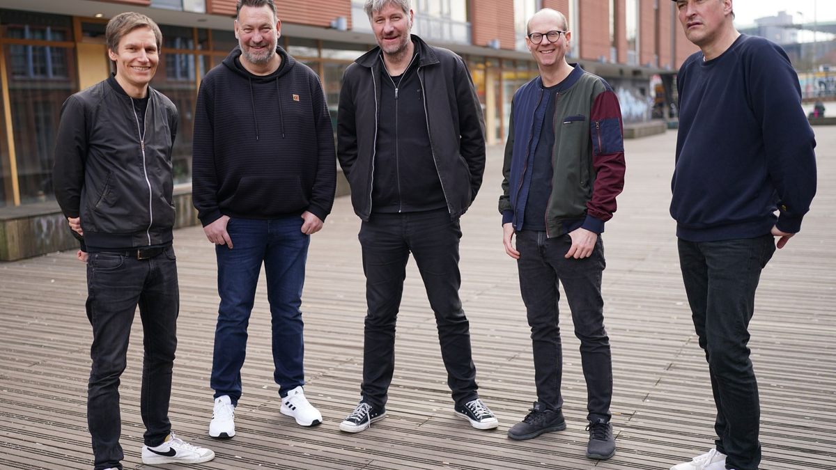 Reimer Bustorff (r-l, Bass), Erik Langer (Gitarre), Marcus Wiebusch (Sänger und Gitarrist), Lars Wiebusch (Keyboard) und Christian Hake (Schlagzeug) sidn Kettcar. - Foto: Marcus Brandt/dpa