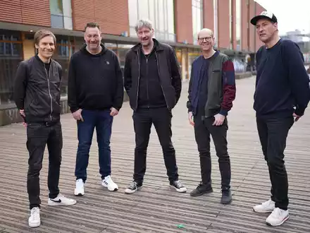 Reimer Bustorff (r-l, Bass), Erik Langer (Gitarre), Marcus Wiebusch (Sänger und Gitarrist), Lars Wiebusch (Keyboard) und Christian Hake (Schlagzeug) sidn Kettcar. - Foto: Marcus Brandt/dpa