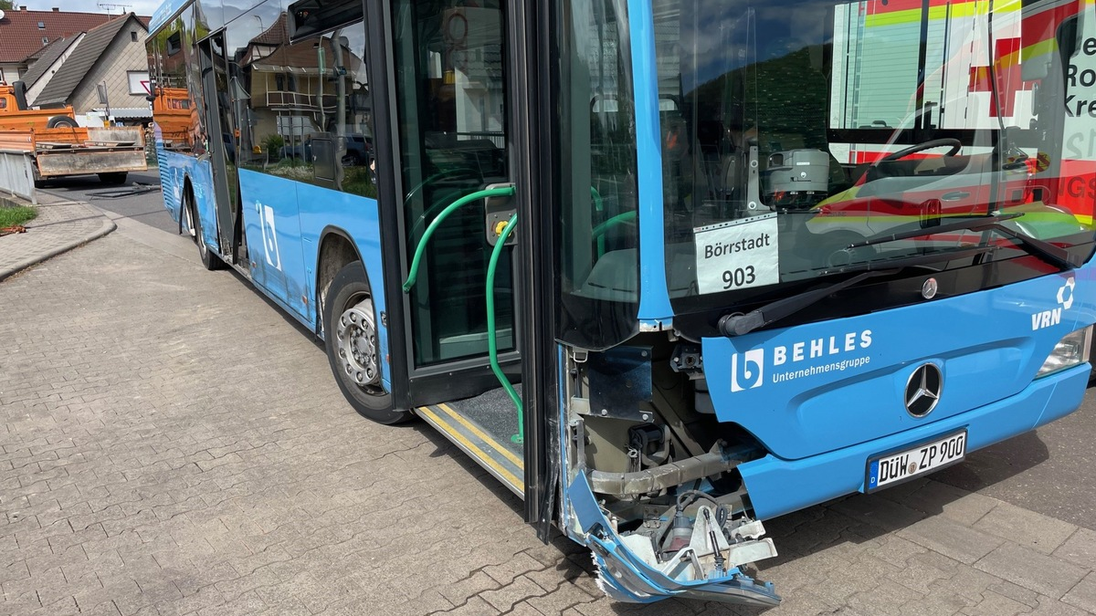 POL-PDKL: Schulbus streift Lkw - Foto: presseportal.de