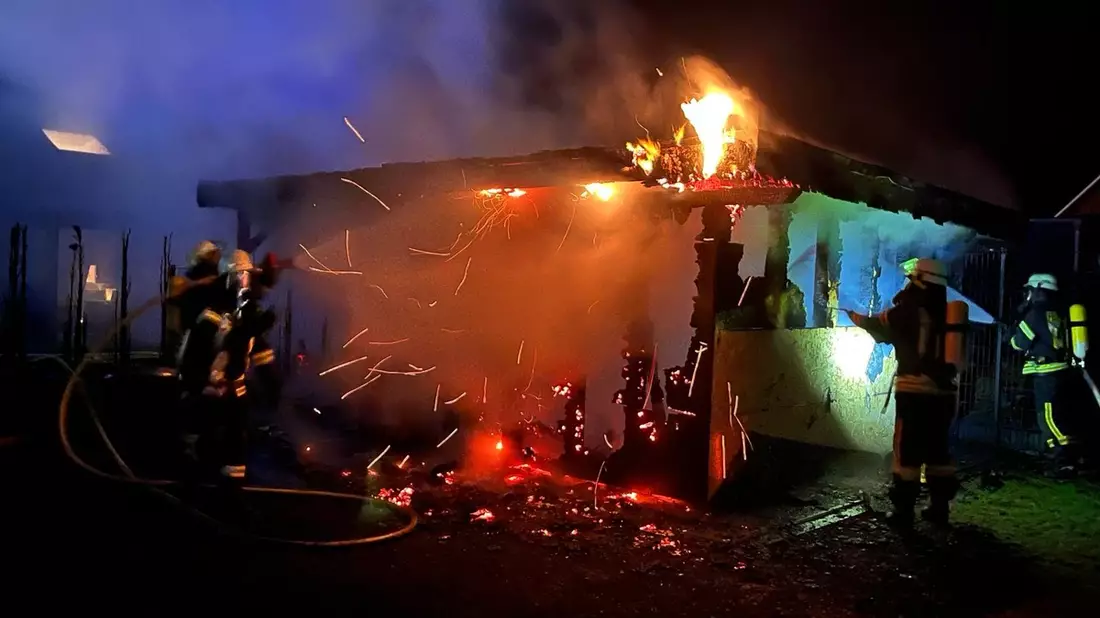 FFW Schiffdorf: Carportbrand sorgt für Einsatz der Feuerwehr - Bild: presseportal.de