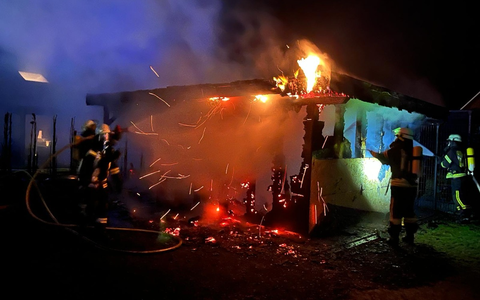 FFW Schiffdorf: Carportbrand sorgt für Einsatz der Feuerwehr - Foto: presseportal.de