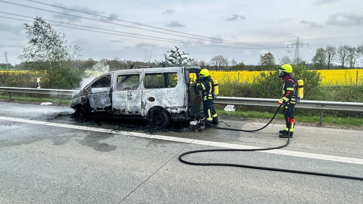 FW-ROW: Kleintransporter auf Autobahn in Vollbrand - Foto: presseportal.de