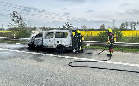 FW-ROW: Kleintransporter auf Autobahn in Vollbrand - Foto: presseportal.de
