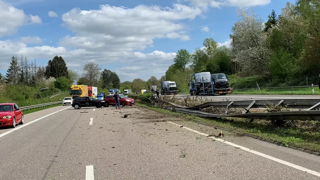 POL-SBR-STADT: Schwerer Verkehrsunfall mit 5 beteiligten Fahrzeugen auf BAB 6 nach Grenzübergang Goldene Bremm - Bild: presseportal.de