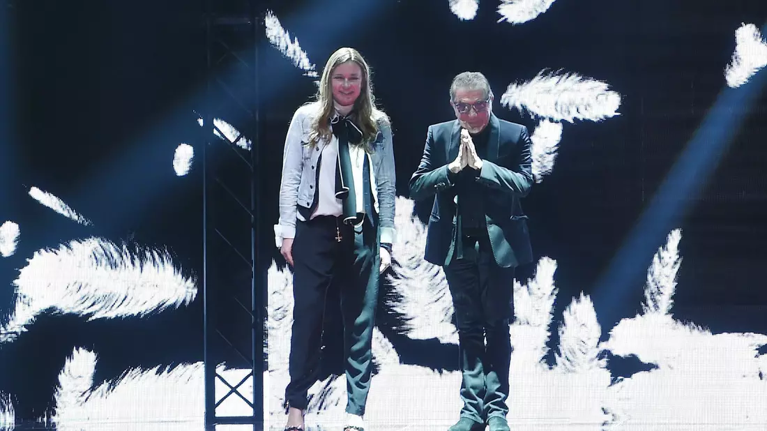 Roberto Cavalli und seine Frau Eva Cavalli nehmen auf der Mailänder Modewoche den Applaus des Publikums entgegen (2015). - Bild: Daniel Dal Zennaro/ANSA/dpa