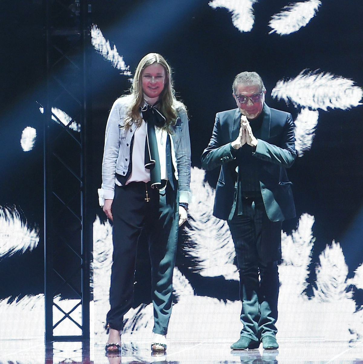 Roberto Cavalli und seine Frau Eva Cavalli nehmen auf der Mailänder Modewoche den Applaus des Publikums entgegen (2015). - Foto: Daniel Dal Zennaro/ANSA/dpa