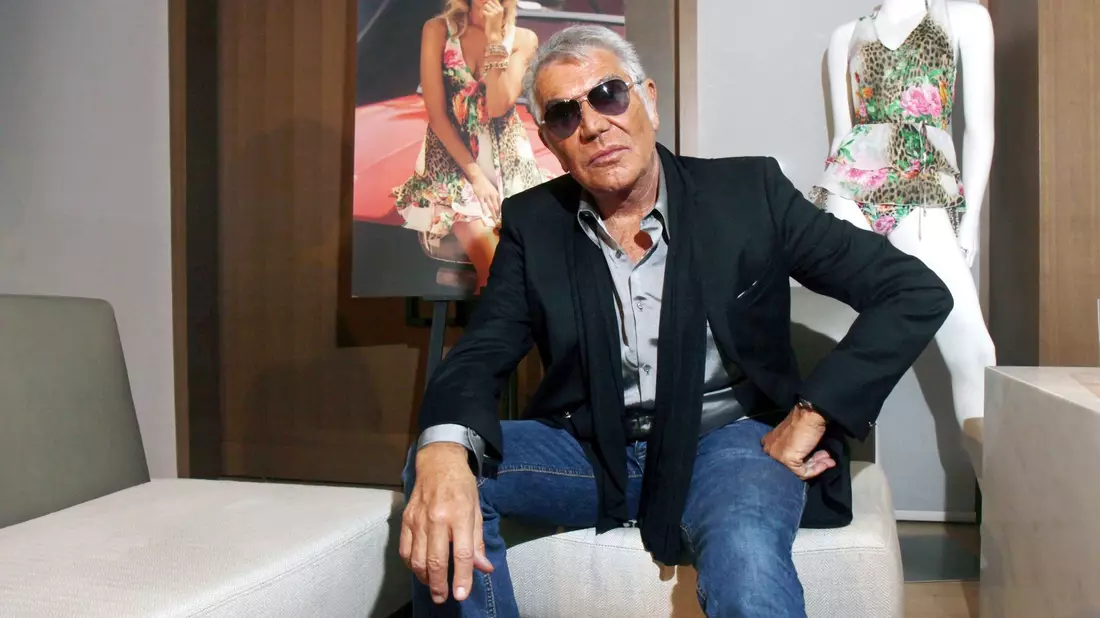Roberto Cavalli posiert vor seiner Bademoden-Kollektion (2012). - Bild: April Fonti/AAP/epa/dpa