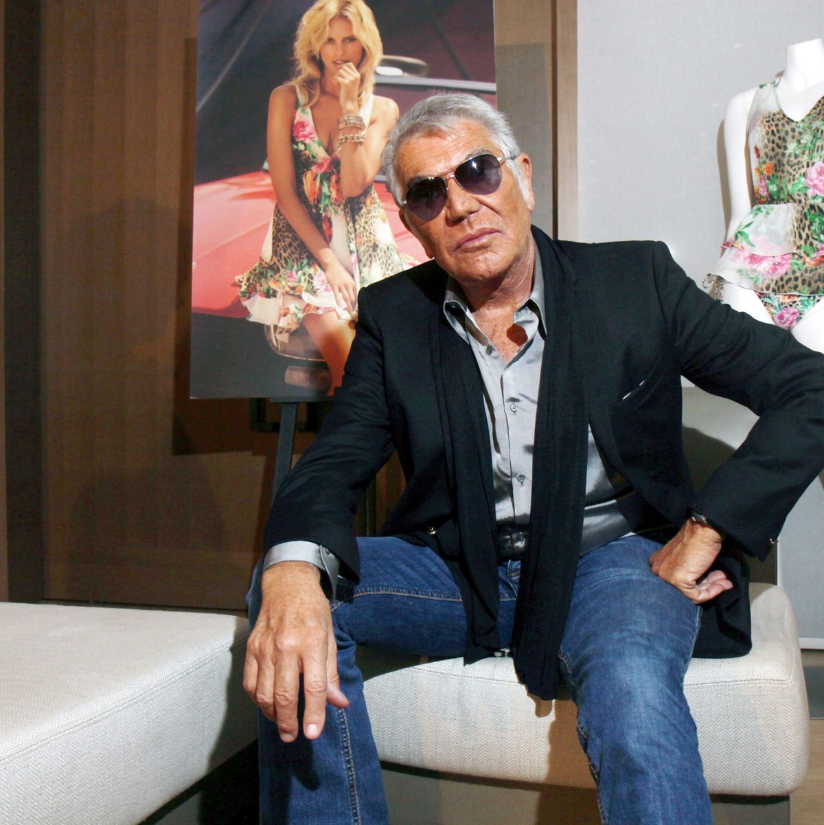 Roberto Cavalli posiert vor seiner Bademoden-Kollektion (2012). - Foto: April Fonti/AAP/epa/dpa
