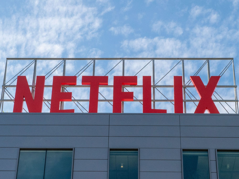Netflix hat inzwischen mehr als 94 Millionen Kunden mit Anzeigen-Abos. (Archivbild)   - Foto: Andrej Sokolow/dpa