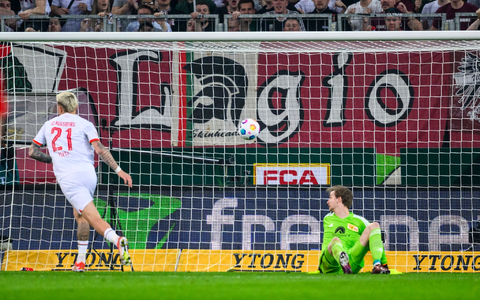 Phillip Tietz (l) brachte Augsburg nach einem verunglückten Rückpass von Unions Diogo Leite in Führung. - Foto: Tom Weller/dpa