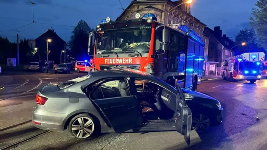 FW-E: Einsatzfahrzeug kollidiert mit PKW - Einsatzkräfte verletzt - Bild: presseportal.de