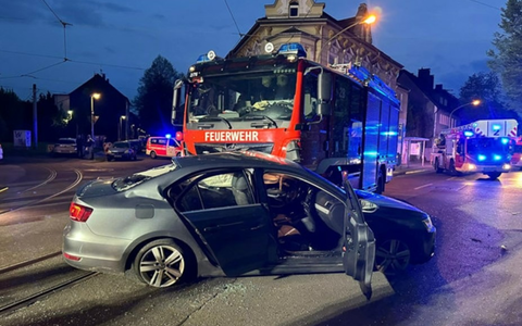 FW-E: Einsatzfahrzeug kollidiert mit PKW - Einsatzkräfte verletzt - Foto: presseportal.de