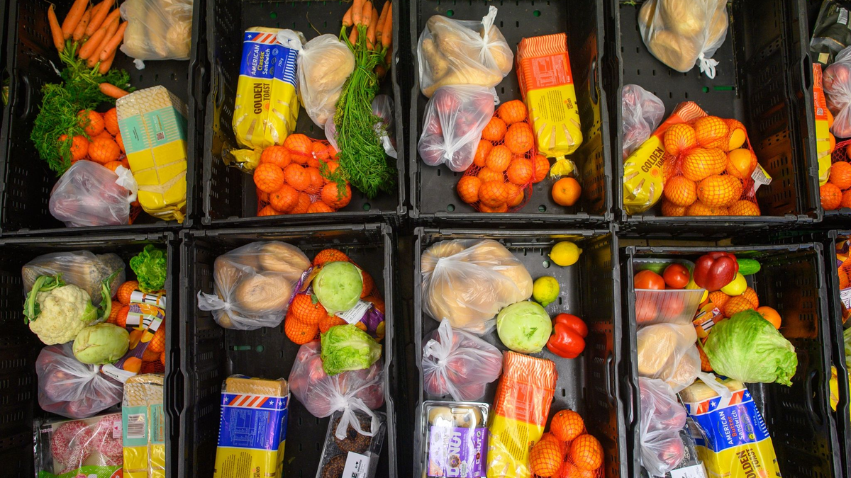 Gepackte Kisten für Bedürftige. - Foto: Klaus-Dietmar Gabbert/dpa