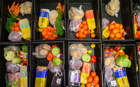 Gepackte Kisten für Bedürftige. - Foto: Klaus-Dietmar Gabbert/dpa