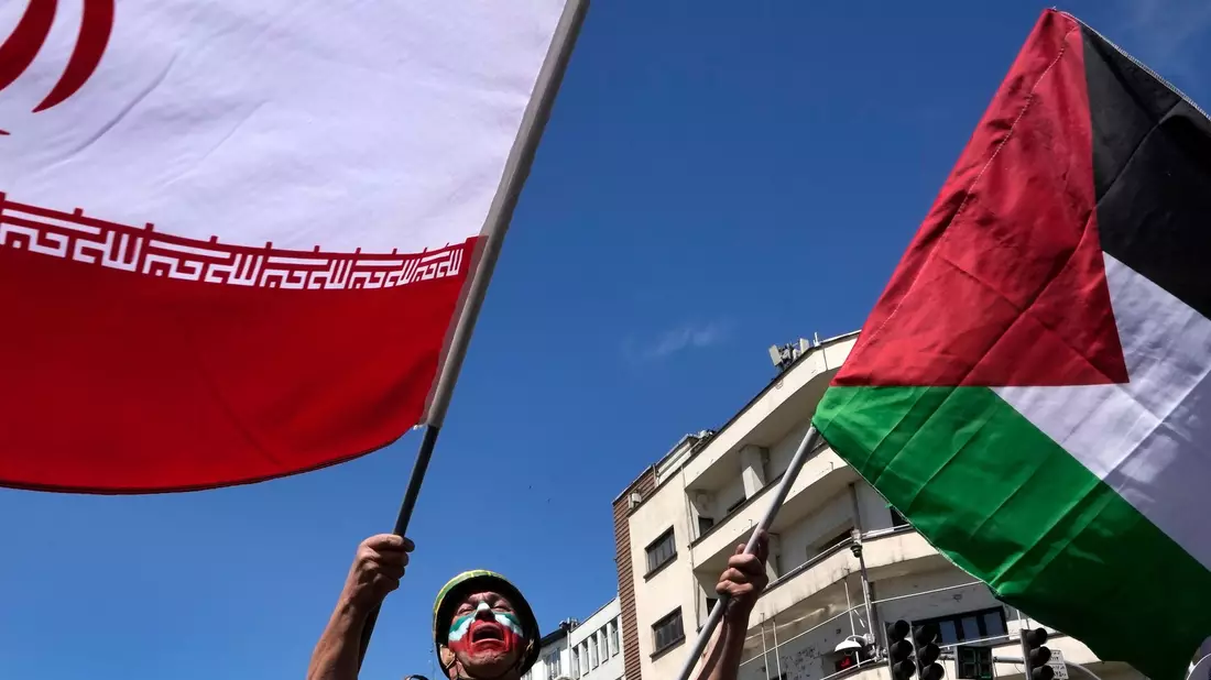 Im Iran wurde der Hauptsitz des staatlichen Fernsehens beschädigt.  - Bild: Vahid Salemi/AP/dpa